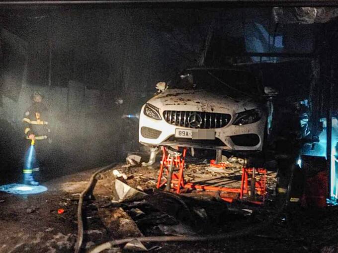 Đám cháy đã được dập tắt, để lại chiếc xe Mercedes bị hư hỏng gần như hoàn toàn