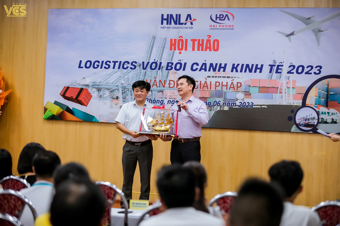 Món quà 'Thuận buồm xuôi gió' của 2 lãnh đạo Hiệp hội với kỳ vọng các thành viên sẽ góp phần đưa ngành Logistics phát triển hơn nữa.