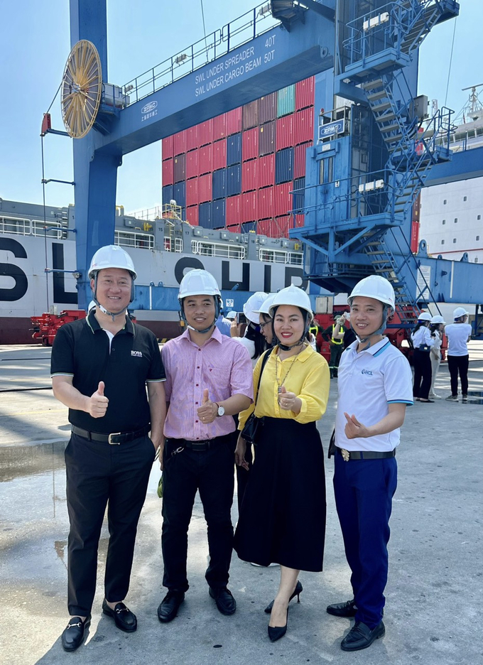 Bà Cao Thị Thúy - Giám đốc công ty Haiphongtrans Container (áo vàng) cùng các thành viên Hiệp hội logistics Hải Phòng phấn khởi chờ khách trên 'sân nhà'