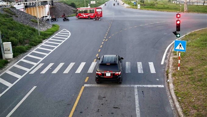 Xe ô tô biển số 29A-279.50 vượt đèn đỏ tại ngã 4 Nguyễn Văn Linh - đường gom cao tốc Hà Nội - Bắc Giang