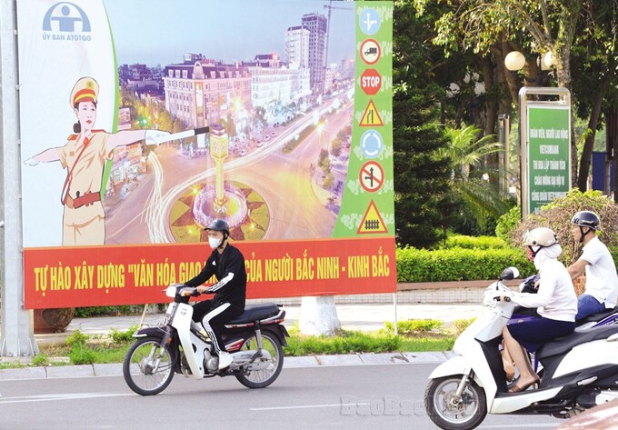 Khẩu hiệu tuyên truyền về xây dựng “Tỉnh an toàn giao thông” và văn hóa giao thông của người Bắc Ninh- Kinh Bắc được các cấp, ngành chức năng đa dạng hóa dưới nhiều hình thức