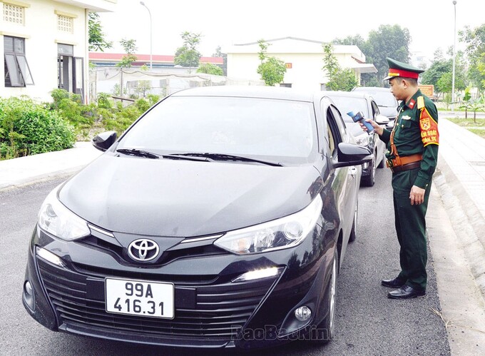 Lực lượng kiểm soát quân sự Bộ CHQS tỉnh Bắc Ninh kiểm tra nồng độ cồn đối với quân nhân điều khiển phương tiện tham gia giao thông