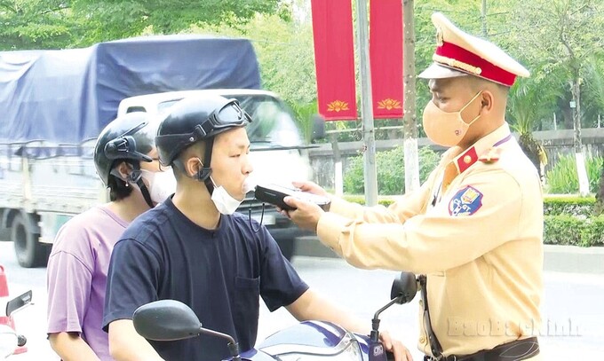 Cảnh sát giao thông Công an thành phố Từ Sơn kiểm tra nồng độ cồn tại đường Lý Thái Tổ, phường Đình Bảng
