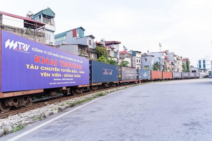 Trong chuỗi cung ứng vận chuyển, Công ty Cổ phần Đường sắt Việt Nam đã chủ động hoàn toàn cho các khách hàng giao hàng Door –Door