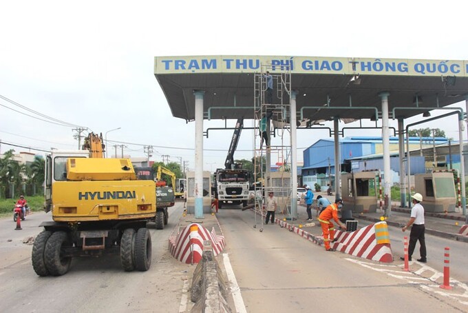 Tiến hành tháo dỡ trạm thu phí trên Quốc lộ 1K, thành phố Biên Hòa.