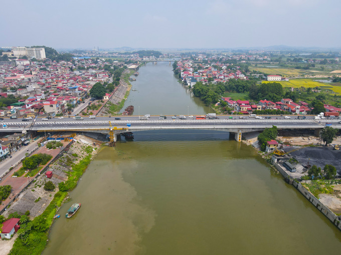 Dự án gồm phần cầu và đường dẫn hai bên, có chiều dài 1,32km. Điểm đầu cầu thuộc xã Quang Châu (Việt Yên, Bắc Giang) và điểm cuối thuộc phường Đáp Cầu (TP Bắc Ninh), dự án thuộc tuyến cao tốc Hà Nội - Bắc Giang.