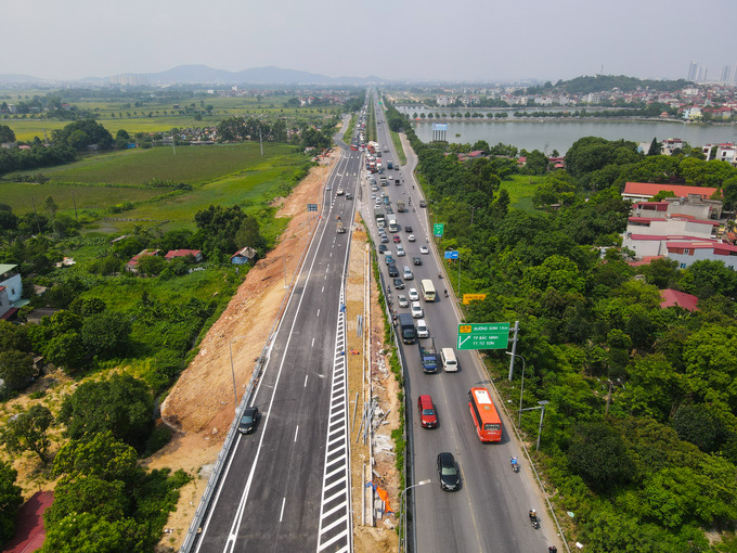 Trao đổi với phóng viên Banduong.vn, đại diện lãnh đạo BQL dự án đầu tư xây dựng các công trình giao thông, nông nghiệp tỉnh Bắc Giang cho biết, sau 1 năm khởi công dự án cầu Như Nguyệt đến nay đã hoàn thành 98% tiến độ thi công, dự kiến cuối tháng 6/2023 thông xe kỹ thuật.