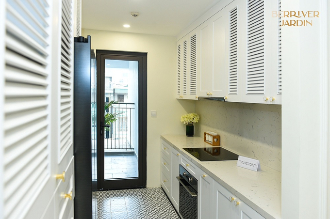 Khu vực bếp được lắp đặt thiết bị các chất lượng cao, giữ cho không khí được lưu thông và không ám mùi hôi, tạo nên không gian dễ chịu cho toàn bộ căn hộ