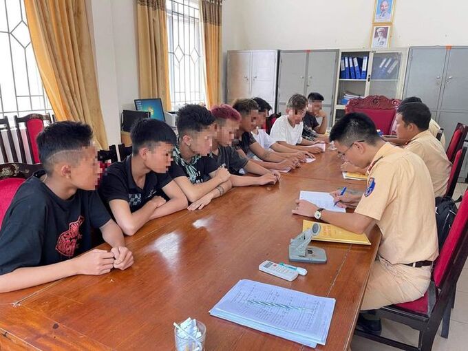 Công an huyện Đức Thọ (Hà Tĩnh) xử lý 9 thanh thiếu niên điều khiển xe máy chạy tốc độ cao, bốc đầu xe, không chấp hành hiệu lệnh CSGT.