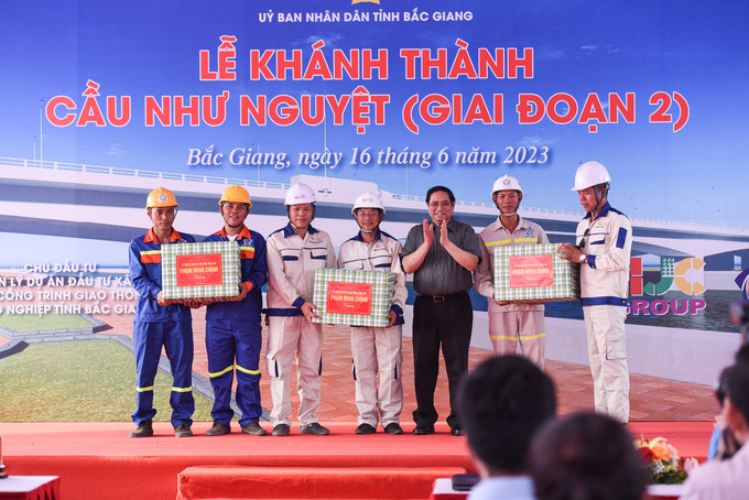 Thủ tướng Phạm Minh Chính tặng quà cho công nhân lao động tại cầu Như Nguyệt.
