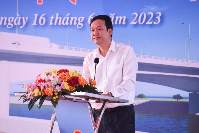 Phó Chủ tịch UBND tỉnh Bắc Giang Lê Ô Pích báo cáo tại hội nghị