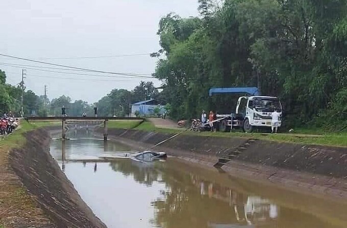 Chiếc xe được kéo lên khỏi kênh nước vào sáng 18/6