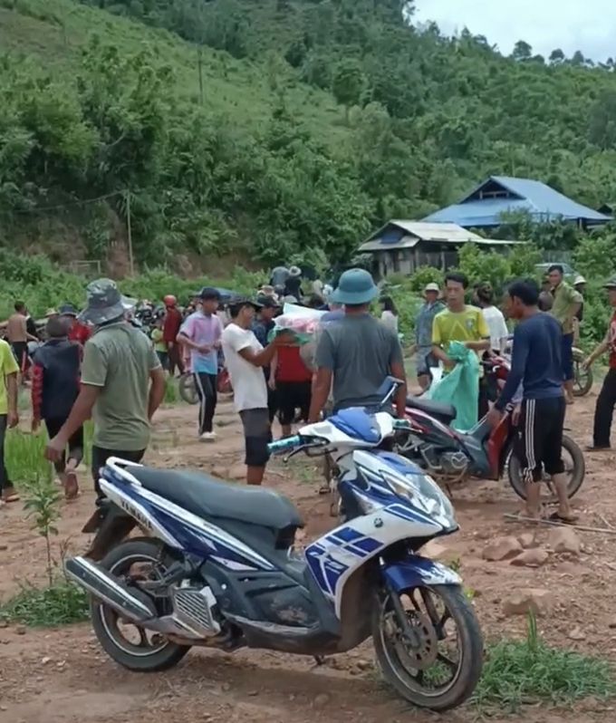 Người dân và chính quyền địa phương đưa thi thể cháu bé từ dưới suối lên bờ