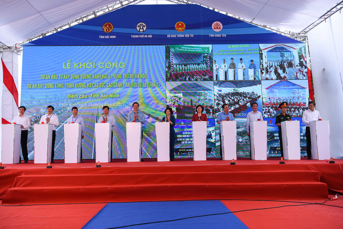 Chủ tịch UBND tỉnh Bắc Ninh Nguyễn Hương Giang cùng các đồng chí lãnh đạo tỉnh Bắc Ninh bất nút khởi công Dự án án đầu tư xây dựng đường vành đai 4 - Vùng Thủ đô.