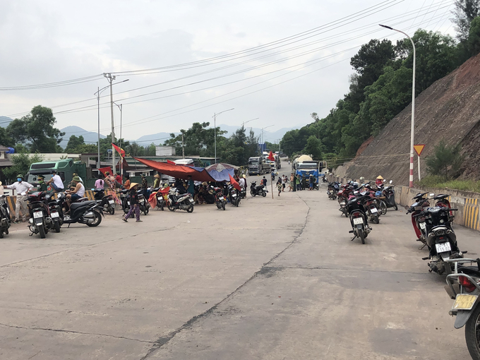 Người dân dựng lều bạt, có cả trẻ em ra chặn xe của Công ty cổ phần xi măng Sông Lam Nghệ An