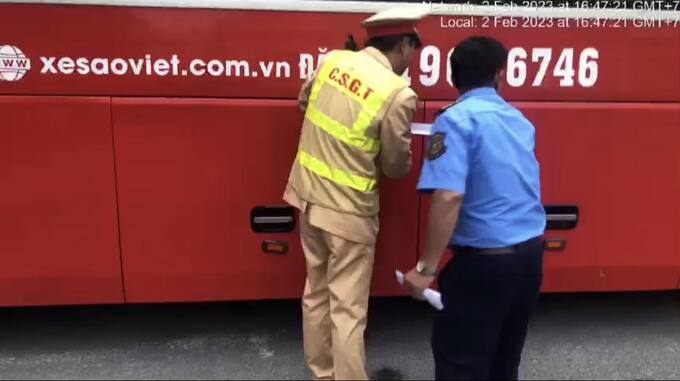 Xe khách Sao Việt bị lực lượng chức năng niêm phong do tài xế vi phạm nồng độ cồn ở ngưỡng vượt mức kịch khung