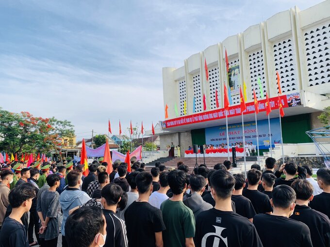Hơn 600 cán bộ, chiến sĩ, công chức viên chức, đoàn viên thanh niên và người dân trên địa bàn thị xã Hương Thuỷ tham gia Lễ mit-ting.