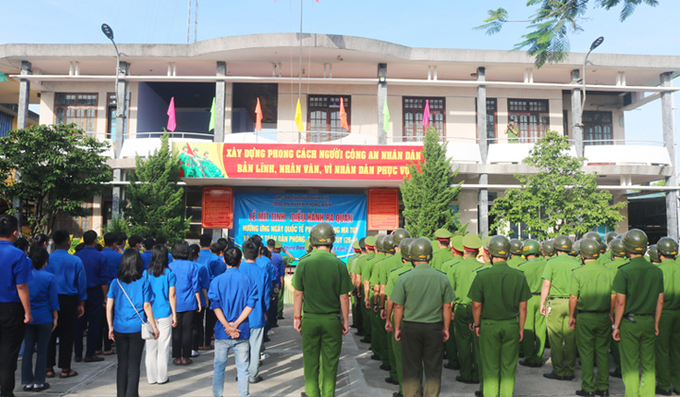 Sau Lễ mít-tinh, hơn 120 cán bộ chiến sĩ lực lượng công an huyện và lực lượng đoàn viên, thanh niên đã tổ chức diễu hành ra quân tuyên truyền sâu rộng các nội dung về phòng, chống ma túy trên các tuyến đường, địa bàn trọng điểm trên địa bàn huyện Phong Điền.