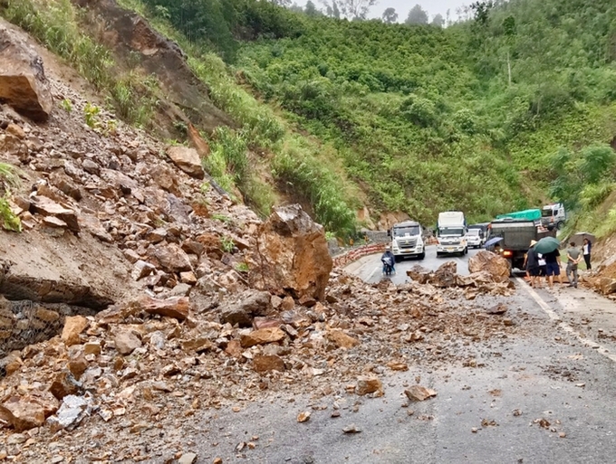 Rất may thời điểm sạt lở không có phương tiện nào qua lại