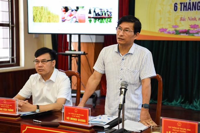 Quyền Cục trưởng Cục Thống kê Vũ Minh Giang thông tin tại buổi họp báo.