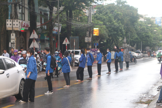 Bên cạnh đó, các 'hàng rào người' được những tình nguyện viên dựng lên ngay trong cơn mưa