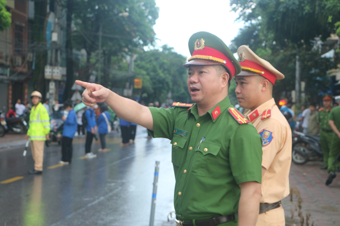 Thượng tá Khuất Hồng Sơn - Phó trưởng Công an huyện Quốc oai trực tiếp thị sát, chỉ đạo các lực lượng làm nhiệm vụ