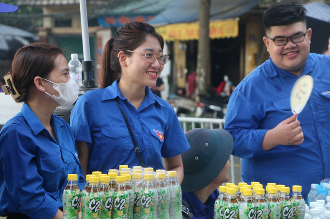 Nhóm thanh niên tình nguyện kết hợp với lực lượng chức năng phát nước tại điểm thi THPT Quốc Oai