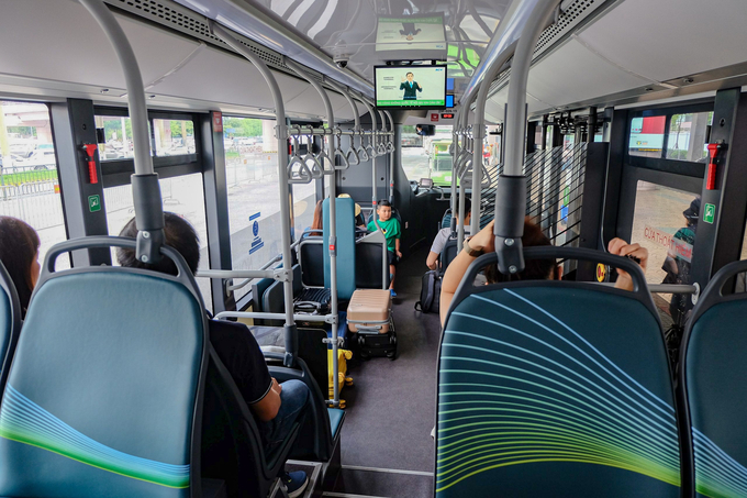 Xe buýt điện nối chuyến miễn phí bao gồm các tiện ích như điều hoà, camera, khu vực ghế để phục vụ khách sử dụng xe lăn, trẻ em, người già,...