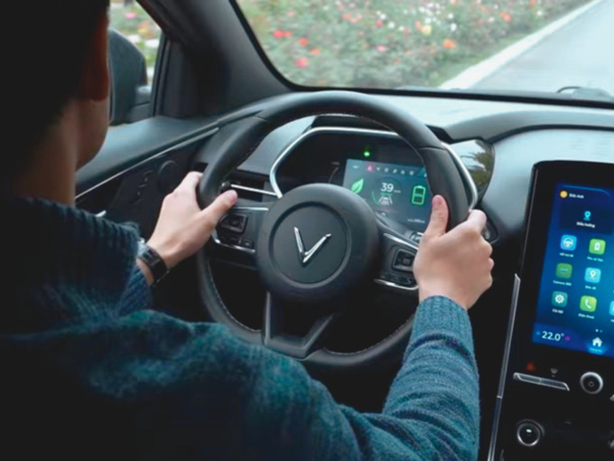 Với sự hỗ trợ đắc lực của Trợ lý ảo VinFast, người lái có thể thực hiện nhiều tác vụ ngay trên xe thông qua giọng nói