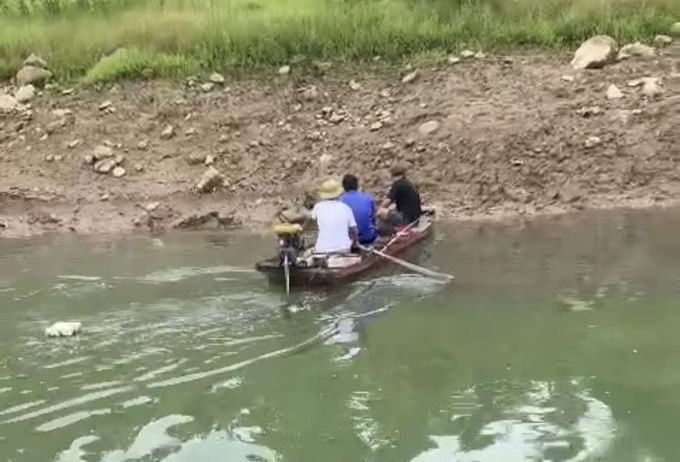 3 người đàn ông đánh cá bằng kích điện bị phát hiện