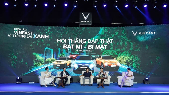 Talkshow “Bật mí - Bí mật” tại Triển lãm “VinFast - Vì tương lai xanh' có sự tham gia của các chuyên gia ô tô, đại diện VinFast và MC Khánh Vy