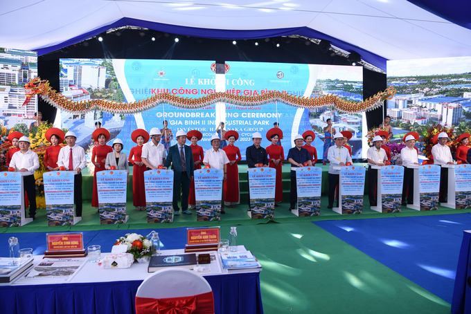Nguyên Chủ tịch Quốc hội Nguyễn Sinh Hùng, Phó Thủ tướng Trần Hồng Hà cùng các đại biểu thực hiện nghi thức lễ khởi công Khu công nghiệp Gia Bình 2, tỉnh Bắc Ninh, với mô hình sinh thái tuần hoàn.