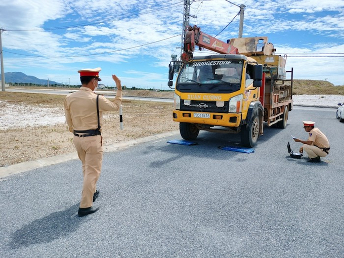 CSGT huyện Quảng Trạch kiểm tra tải trọng phương tiện tham gia giao thông.