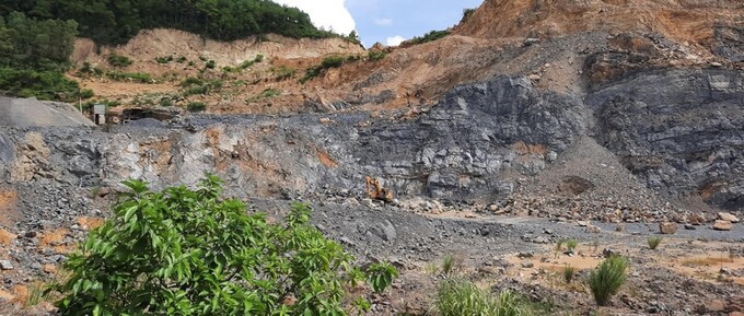 Mỏ đá lèn Hòn Riềng của Công ty Cổ phần Quỳnh Giang khai thác ra ngoài phạm vi