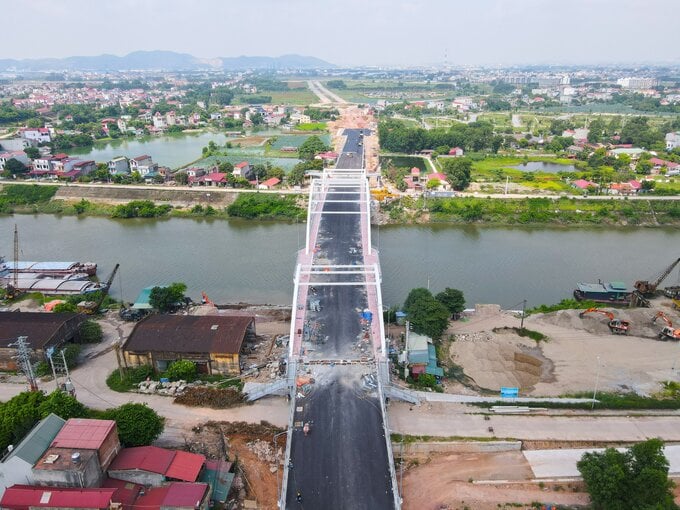 Dự án cầu Á Lữ do UBND TP Bắc Giang, tỉnh Bắc Giang làm chủ đầu tư. Tổng giá trị xây lắp phần cầu và đường dẫn là gần 600 tỷ đồng từ nguồn vốn vay Ngân hàng Phát triển châu Á và ngân sách TP Bắc Giang.