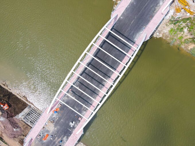 Sau hơn 1 năm thi công, cầu Á Lữ - dự án phát triển các đô thị dọc hành lang tiểu vùng sông Mêkông lần 2 sắp hoàn thành.