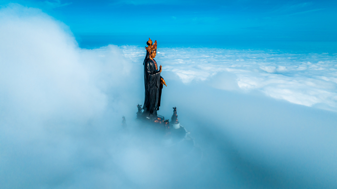 Tượng Phật Bà Tây Bổ Đà Sơn ẩn hiện trong mây