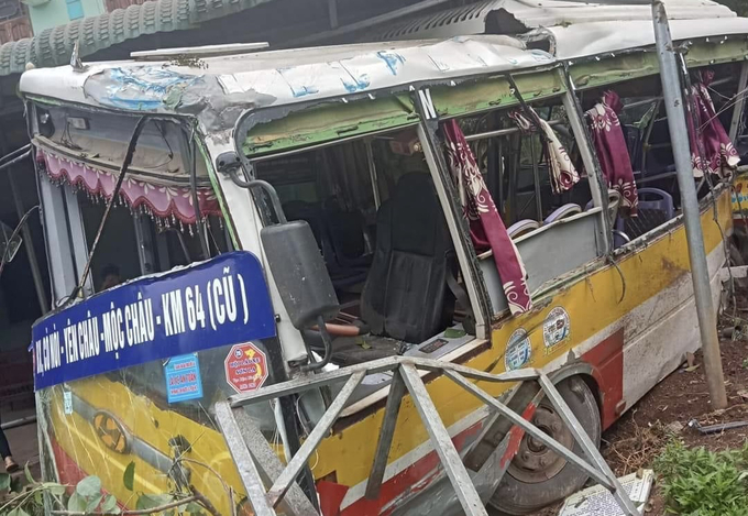 Chiếc xe buýt biến dạng sau vụ tai nạn