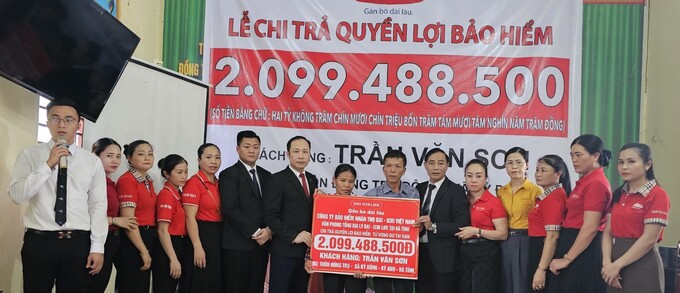 Đại diện Dai-ichi Life Việt Nam chi trả hơn 2 tỷ đồng quyền lợi bảo hiểm cho gia đình khách hàng Trần Văn Sơn tại Hà Tĩnh