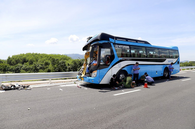 Tai nạn trên cao tốc Nha Trang - Cam Lâm ngày 3/7 khiến hai hành khách trên xe tử vong tại chỗ, sáu người khác bị thương