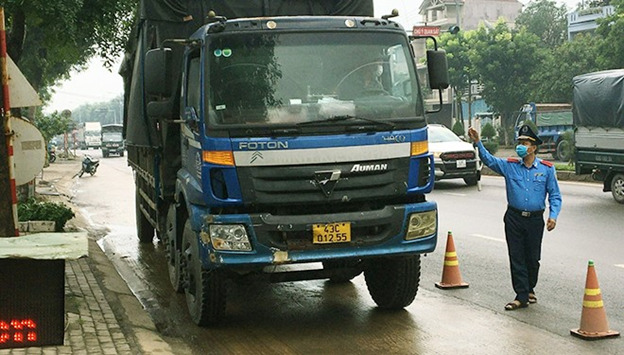 Thanh tra Sở GTVT TP Đà Nẵng hướng dẫn lái xe kiểm tra tải trọng