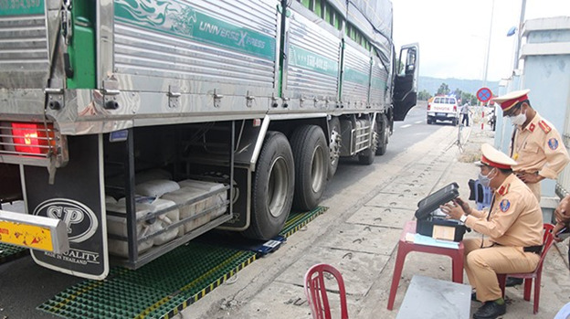 CSGT TP Đà Nẵng kiểm tra lưu động tải trọng xe