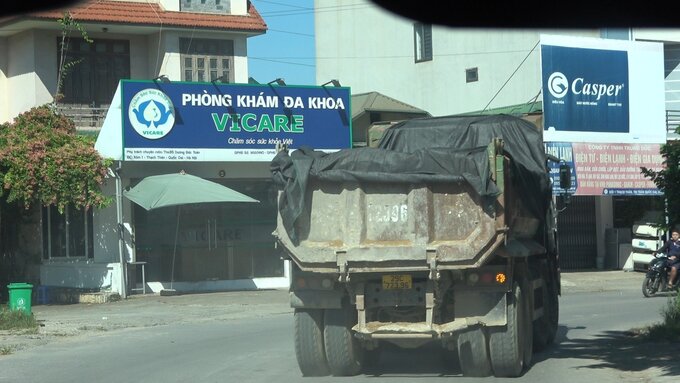 Một xe có dấu hiệu quá tải lưu thông trên địa bàn huyện Quốc Oai