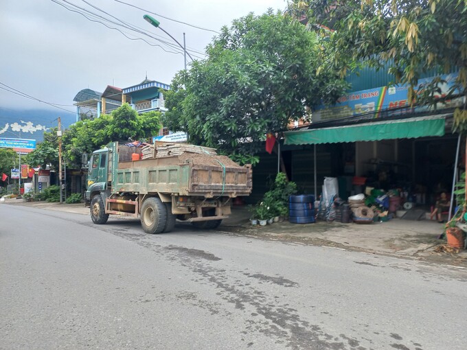 Những chiếc xe chở cao, cơi nới thành thùng, không che phủ xuất hiện rất nhiều ở Đà Bắc (Hoà Bình)