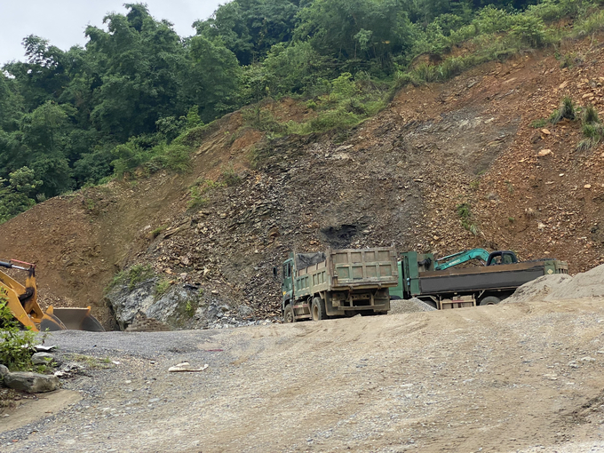 Xe tải lớn và máy xúc múc đất mang đi san lấp tại một số điểm tại huyện Đà Bắc (Hoà Bình)