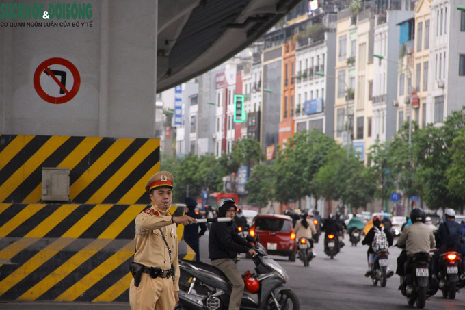 Cấm toàn bộ các phương tiện lưu thông qua nút giao Hồng Tiến - Nguyễn Văn Cừ để thực hiện công tác lao lắp dầm cầu vượt thép qua đường Nguyễn Văn Cừ