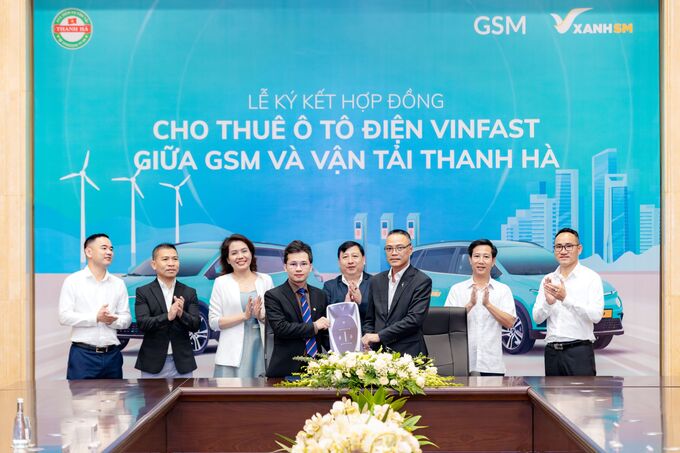 Ngày 19/7, Hợp tác xã Vận tải Thanh Hà đã ký hợp đồng thuê 250 xe ô tô điện VinFast VF e34 và VF 8 Eco từ Công ty Cổ phần Di chuyển Xanh và Thông minh (GSM) để cung cấp dịch vụ taxi điện đầu tiên tại Đắk Lắk