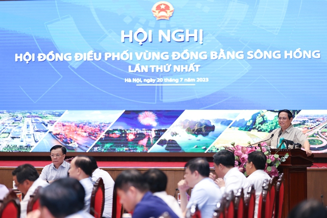 Thủ tướng nêu rõ các lĩnh vực trọng tâm, những nhiệm vụ rất cụ thể để tăng cường liên kết vùng ĐBSH, nâng cao tính tự lực, tự cường của các địa phương, góp phần phát triển vùng, phát triển đất nước - Ảnh: VGP/Nhật Bắc