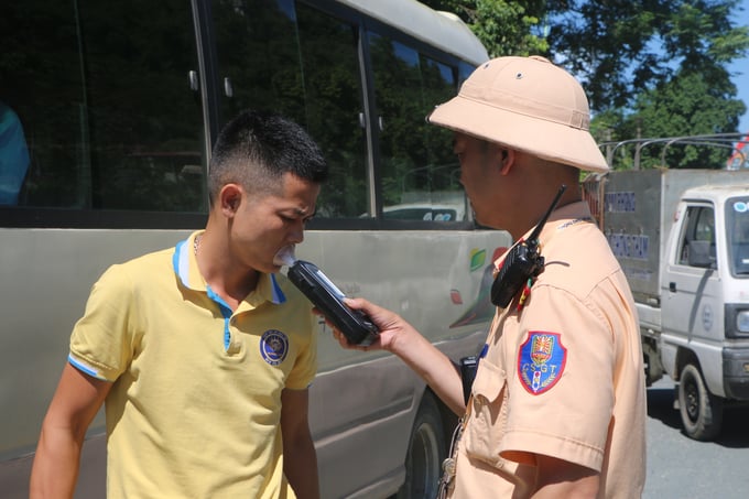 Chiến sĩ đội CSGT số 1 - Phòng CSGT (Công an tỉnh Hòa Bình) kiểm tra nồng độ cồn tài xế xe khách