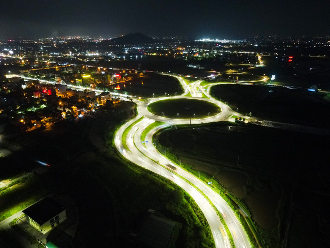 Dự án đầu tư xây dựng nút giao thông phía Tây Nam do Ban quản lý dự án xây dựng TP Bắc Ninh, tỉnh Bắc Ninh làm chủ đầu tư. Dự án được phê duyệt triển khai giai đoạn 1 (đảo tròn nút giao đồng mức, cải tạo kênh Kim Đôi và dịch chuyển đường điện 35 KV) từ tháng 10/2016 và đầu tư bổ sung hoàn chỉnh (giai đoạn 2: hầm chính và các tuyến nhánh từ cao tốc Hà Nội - Bắc Giang vào hầm, từ hầm ra QL18) từ tháng 4/2018 với tổng mức đầu tư hơn 416 tỷ đồng.